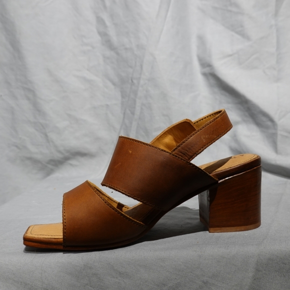 ADELANTE SHOE CO. Natural Brown Sandals with Block Heels, size 6 - Picture 6 of 9